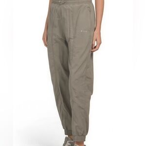 Wilo The Label Women’s Parachute Jogger Pants Sage Green Sz XS Sporty Athleisure